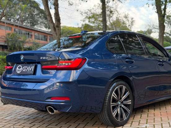 BMW-320i-2022