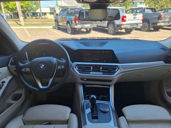 BMW-320i-2022