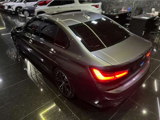 BMW-320i-2021