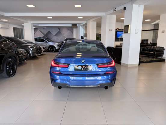 BMW-320i-2021