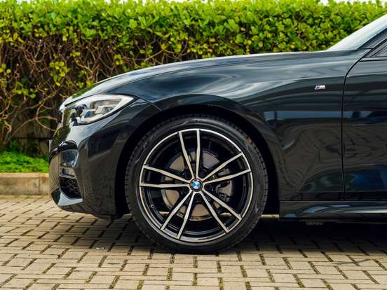 BMW-320i-2020