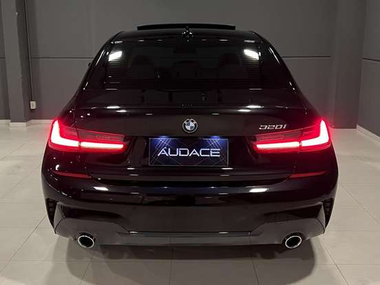 BMW-320i-2021