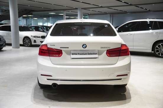 BMW-320i-2017