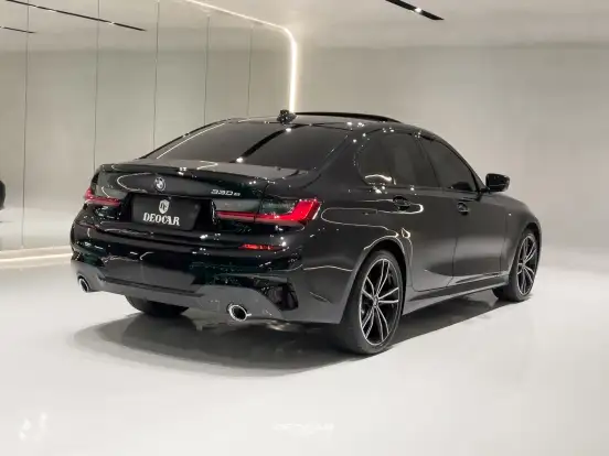 BMW-330e-2020