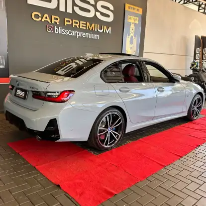 BMW-330e-2024