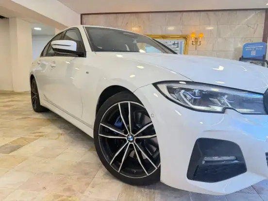 BMW-330e-2021