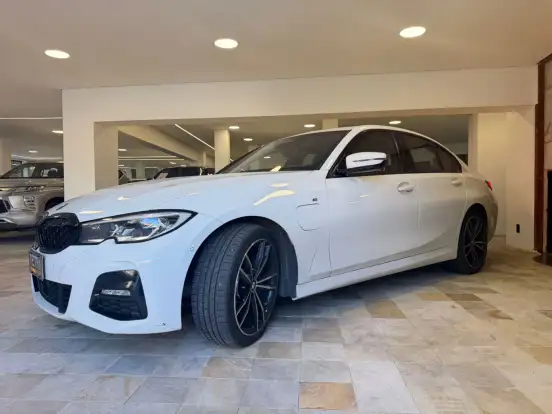 BMW-330e-2021