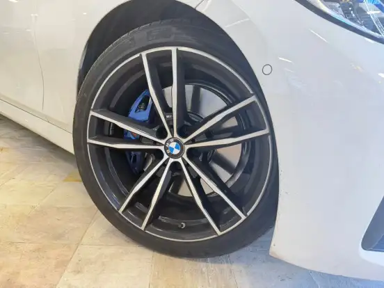 BMW-330e-2021