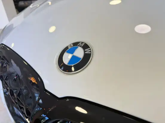 BMW-330e-2021