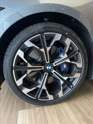 BMW-330e-2024