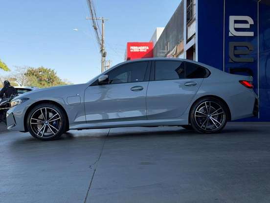 BMW-330e-2024
