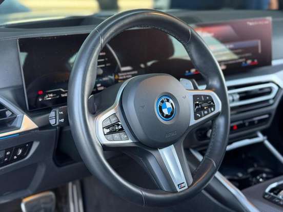 BMW-330e-2024