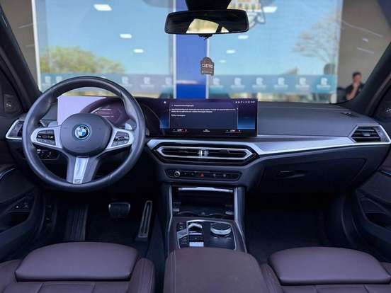 BMW-330e-2024