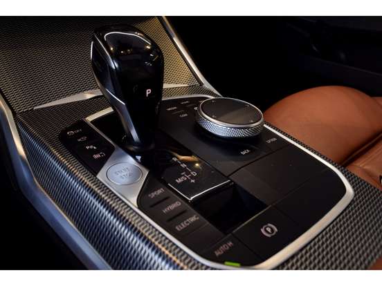 BMW-330e-2020