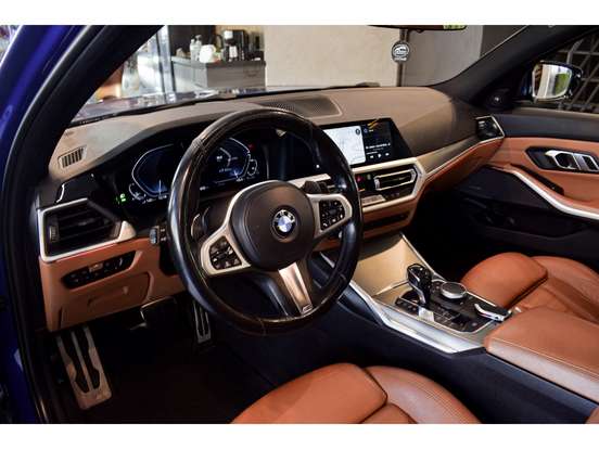BMW-330e-2020