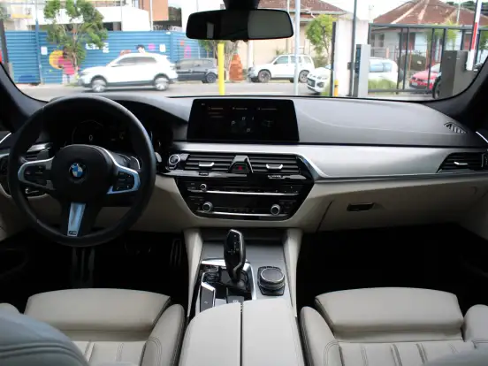 BMW-530i-2.0 16V TURBO GASOLINA M SPORT AUTOMÁTICO BMW-530i-2017