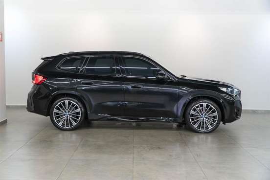 BMW-iX1-2024