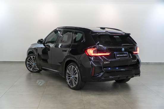 BMW-iX1-2024