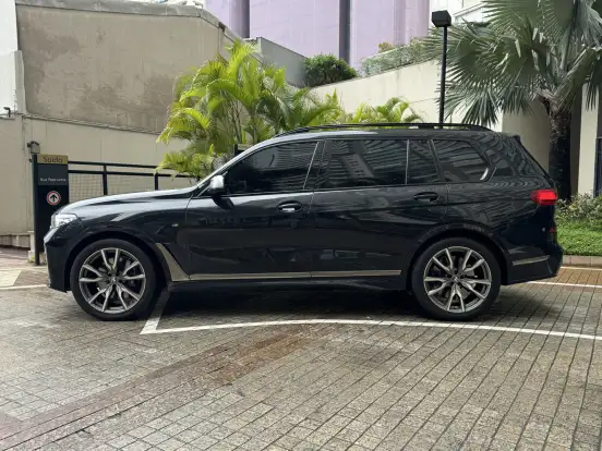 BMW-X7-2021
