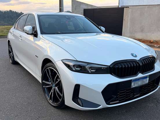 BMW-330e-2023