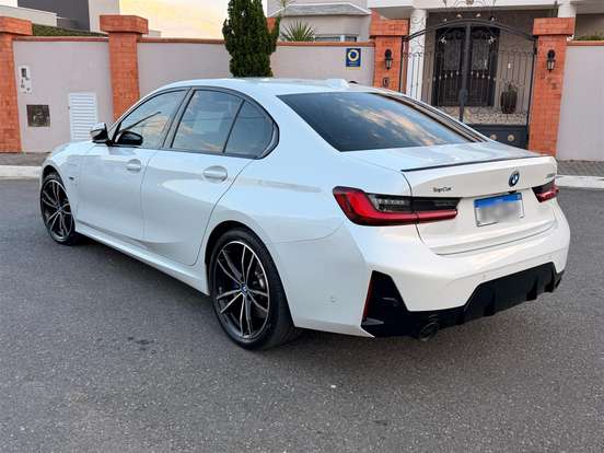 BMW-330e-2023