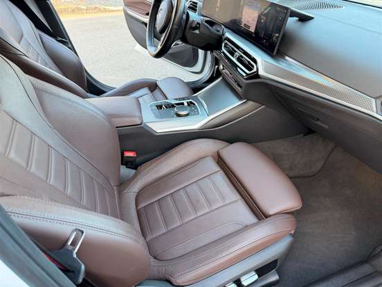 BMW-330e-2023