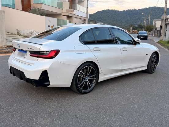 BMW-330e-2023