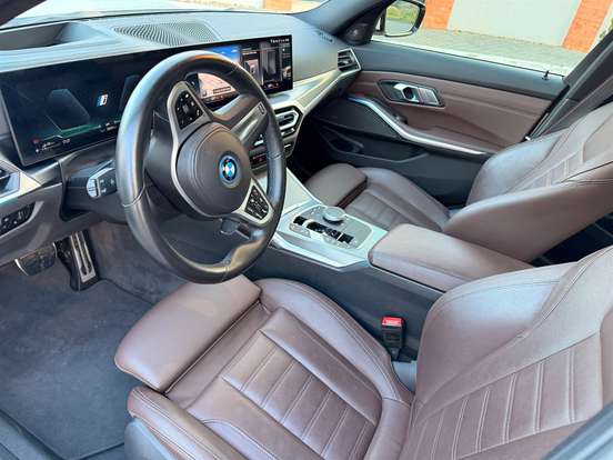 BMW-330e-2023