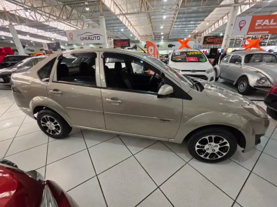 FORD FIESTA 1.6 ROCAM SEDAN 8V FLEX 4P MANUAL
