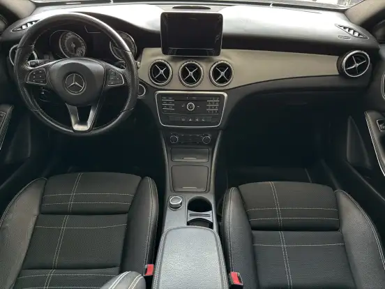 MERCEDES-BENZ-GLA 200-2016