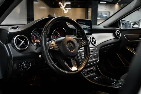 MERCEDES-BENZ-GLA 200-2017