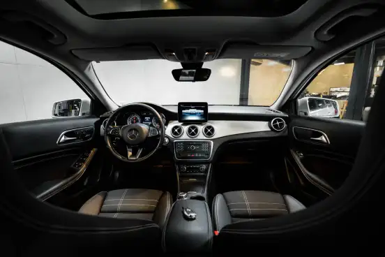 MERCEDES-BENZ-GLA 200-2017