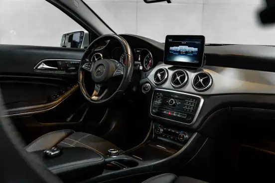 MERCEDES-BENZ-GLA 200-2017