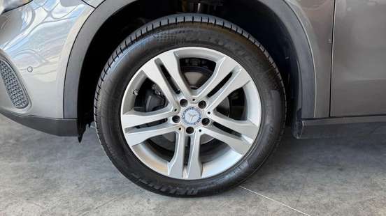 MERCEDES-BENZ-GLA 200-2019