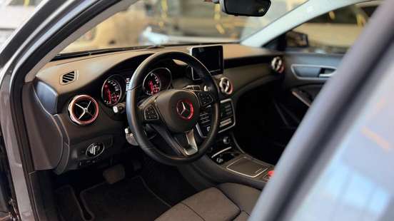 MERCEDES-BENZ-GLA 200-2019