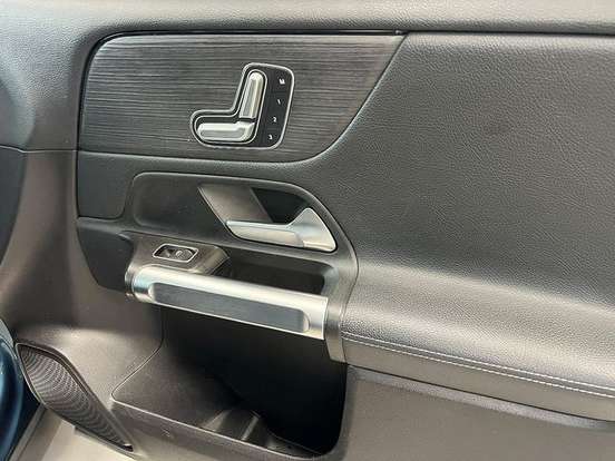 MERCEDES-BENZ-GLB 200-2020