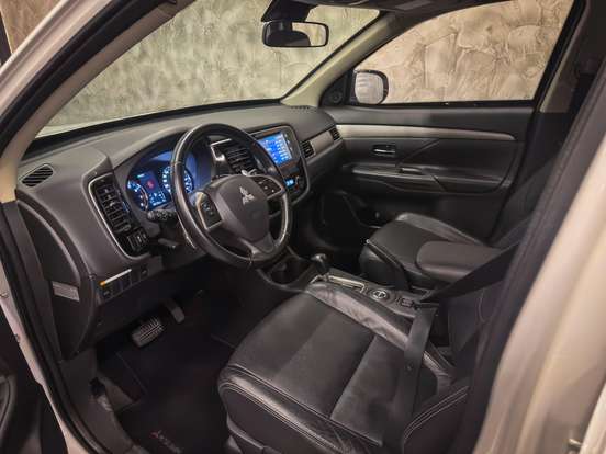 MITSUBISHI-OUTLANDER-3.0 GT 4X4 V6 24V GASOLINA 4P AUTOMÁTICO MITSUBISHI-OUTLANDER-2013