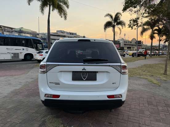MITSUBISHI-OUTLANDER-2014