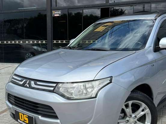 MITSUBISHI-OUTLANDER-3.0 GT 4X4 V6 24V GASOLINA 4P AUTOMÁTICO MITSUBISHI-OUTLANDER-2014