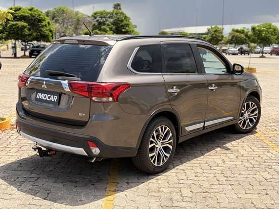 MITSUBISHI-OUTLANDER-2015