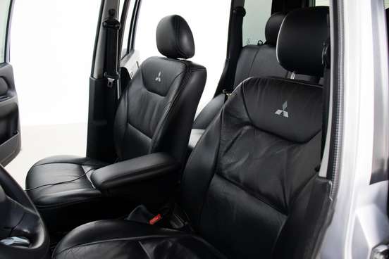 MITSUBISHI-PAJERO TR4-2012