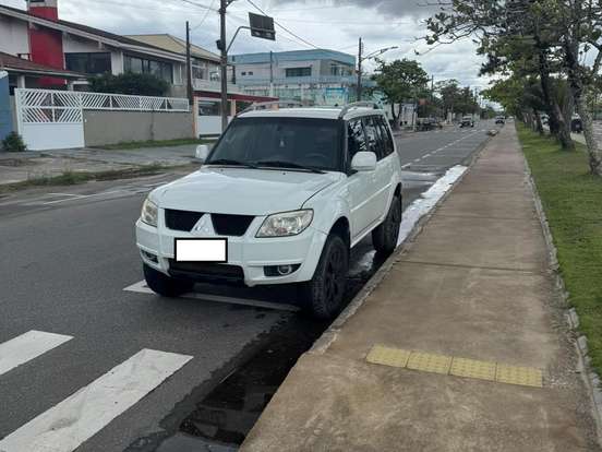 MITSUBISHI-PAJERO TR4-2.0 4X4 16V 140CV FLEX 4P AUTOMÁTICO MITSUBISHI-PAJERO TR4-2011