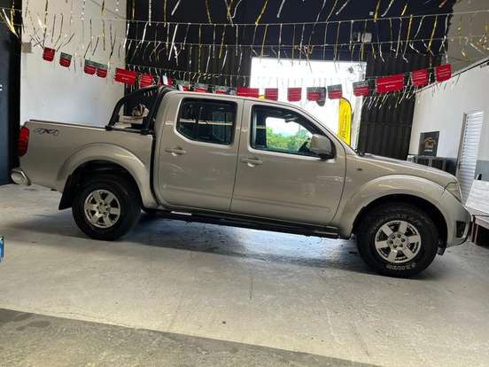 NISSAN-FRONTIER-2.5 PLATINUM 4X4 CD TURBO ELETRONIC DIESEL 4P AUTOMÁTICO NISSAN-FRONTIER-2014