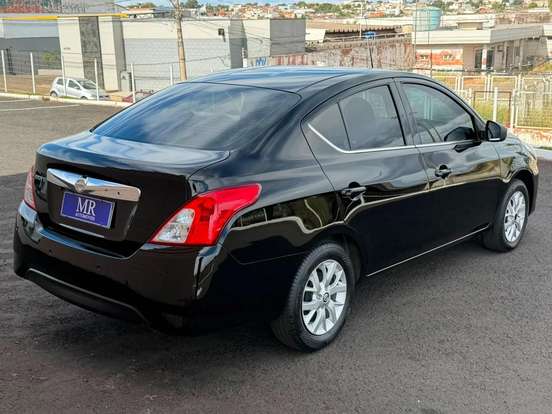 NISSAN-VERSA-2020