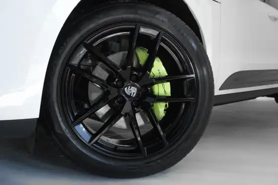 PORSCHE-MACAN-2025