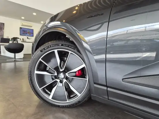 PORSCHE-MACAN-2025