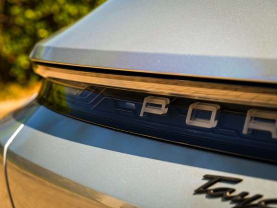 PORSCHE-TAYCAN-2023