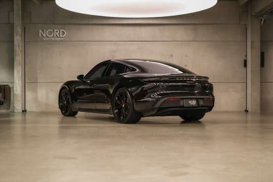 PORSCHE-TAYCAN-2021