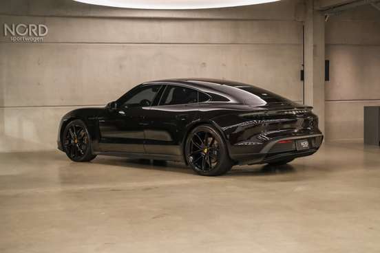 PORSCHE-TAYCAN-2021