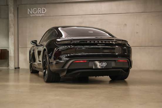 PORSCHE-TAYCAN-2021